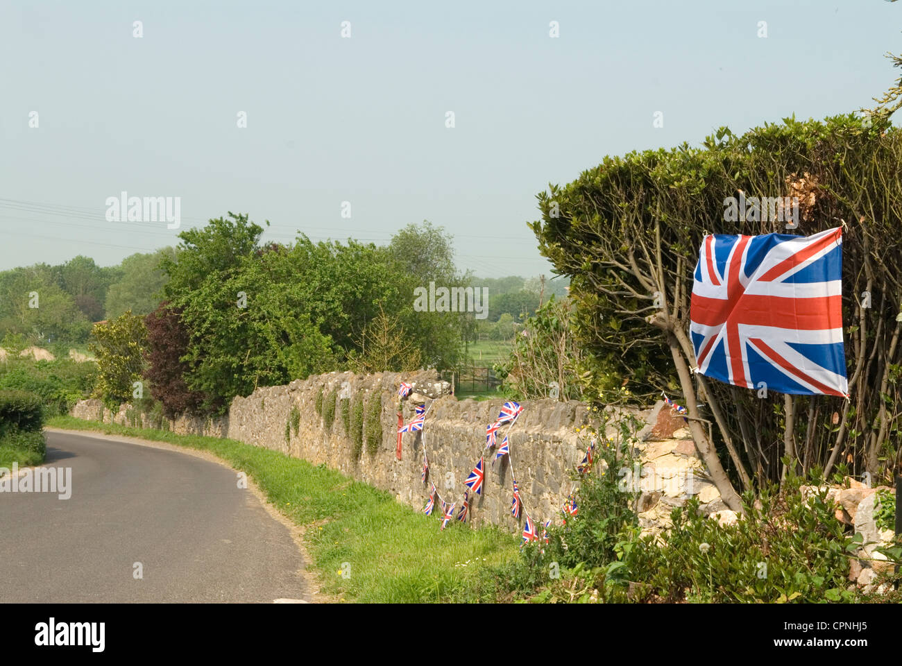 Drapeau de l'Union Jack flottant, banderole flottant sur le côté d'une route de campagne Somerset en préparation du Jubilé de diamant du Queens. Angleterre des années 2012 2010 Royaume-Uni HOMER SYKES Banque D'Images