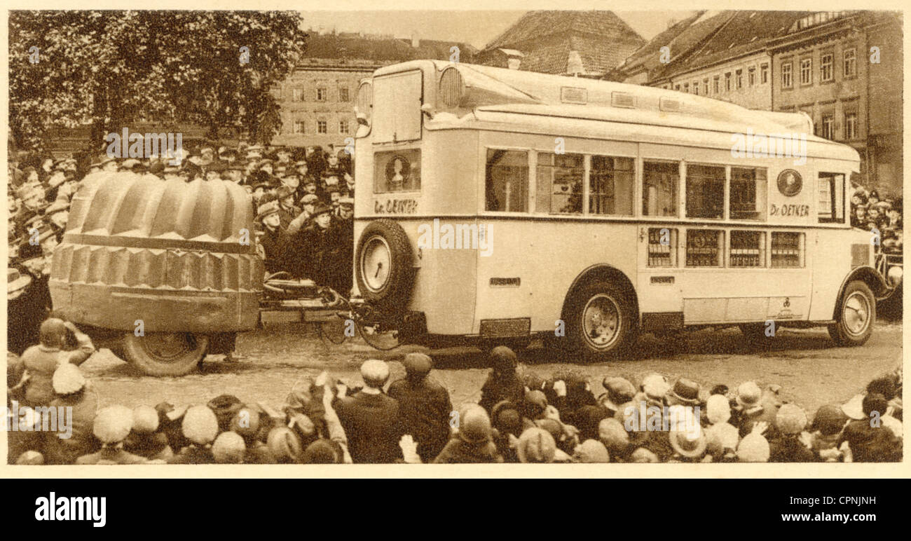 La publicité, véhicule publicitaire de la société Dr. August Oetker, Bielefeld, contenait une salle de spectacle avec des échantillons de crème anglaise Dr.-Oetker et des gâteaux, avec cuisine intégrée, système de haut-parleurs, possibilité de film, dans la remorque, gâteau de marbre, contenait la puissance moteur de 10.000 watts, Allemagne, vers 1932, droits supplémentaires-Clearences-non disponible Banque D'Images