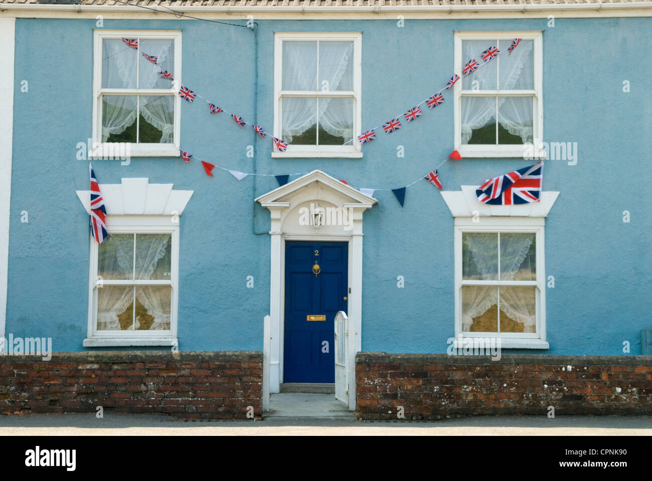 Drapeau de l'Union Jack volant, banderole flottant décorant le devant d'une maison, Axbridge, Somerset en préparation du Jubilé de diamant de la Reine. Angleterre des années 2012 2010 Royaume-Uni HOMER SYKES Banque D'Images