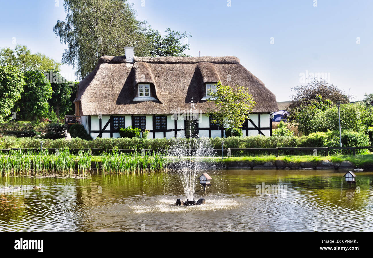 Maison de ferme au Danemark, avec étang Banque D'Images