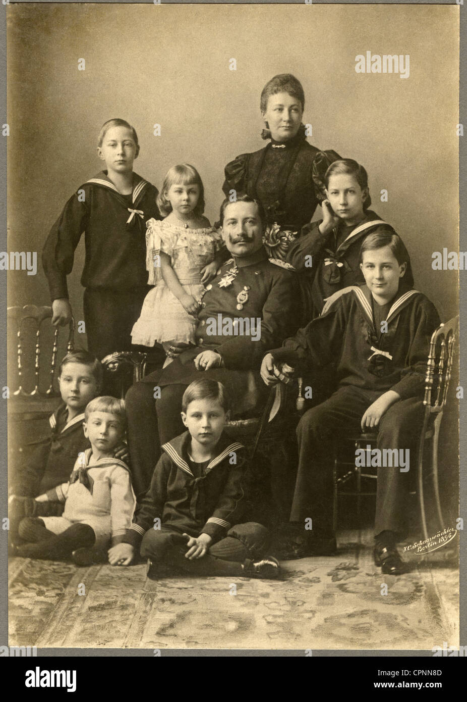 William II, 27.1.1859 - 4.6.1941, empereur allemand 15.6.1888 - 9.11.1918, avec Empress Auguste Victoria (1858 - 1921), avec ses sept enfants : Prince Héritier Frédéric Wilhelm (1882 Bis 1951), Prince Adalbert (1884-1948), Prince Joachim (1890 Bis 1920), Princesse Viktoria-Luise (1892 Bis 1980), Prince August Wilhelm (1887-1949), Prince Eitel Friedrich (1883-1942), Prince Oskar (1888 Bis 1958), Berlin, Allemagne, 1896, Banque D'Images