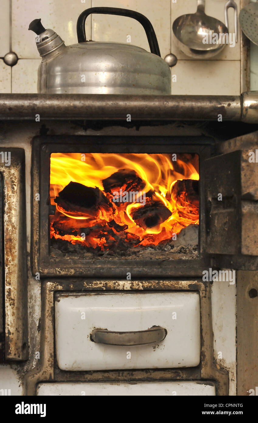 Feu, feu ouvert, électrique sur le foyer, le feu dans la cuisinière, foyer de la période vers 1900, l'Allemagne, l'Additional-Rights Clearance-Info-Not-Available- Banque D'Images