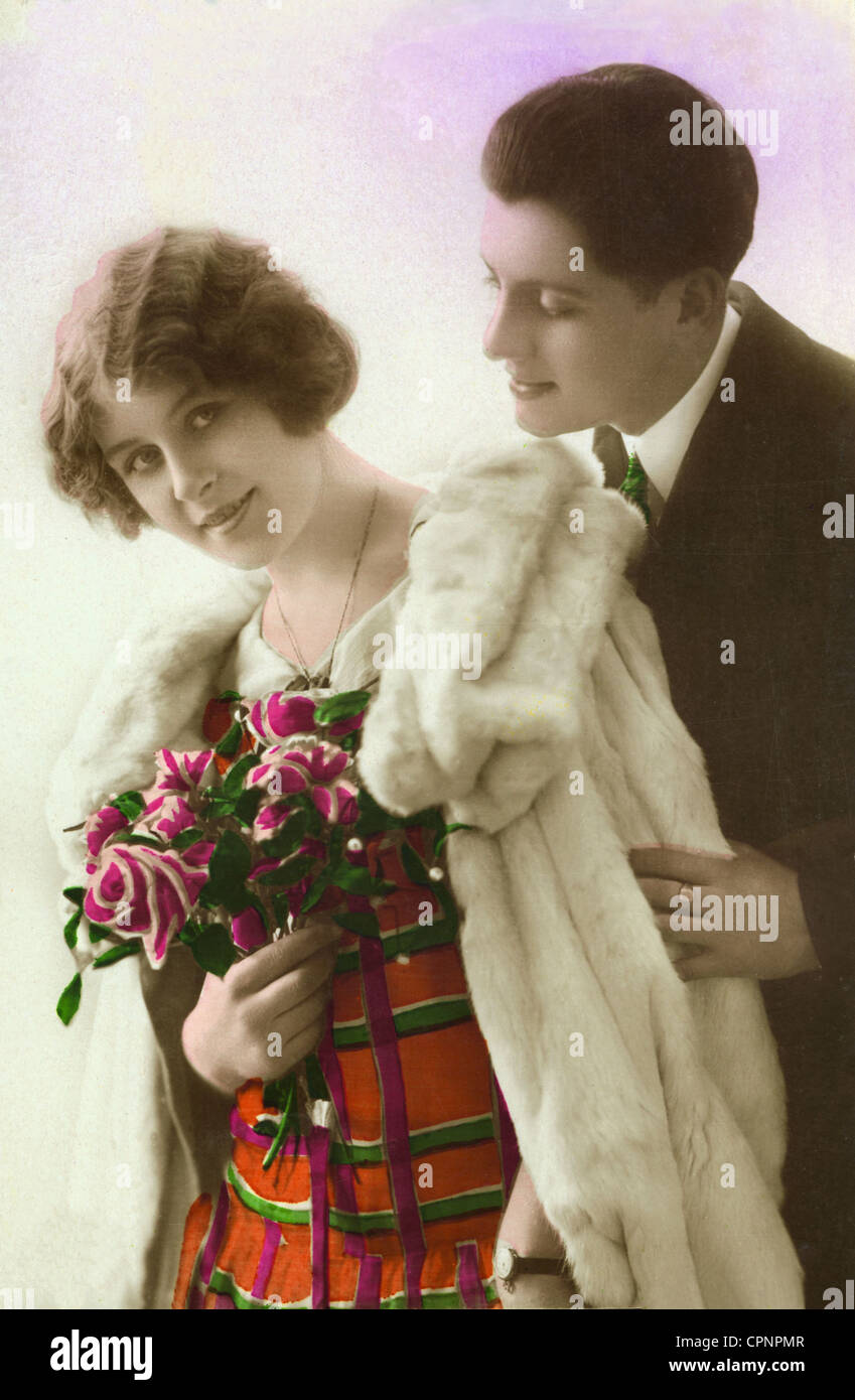 Personnes, couples, amoureux, homme aidant femme dans le manteau, France, vers 1925, droits additionnels-Clearences-non disponible Banque D'Images