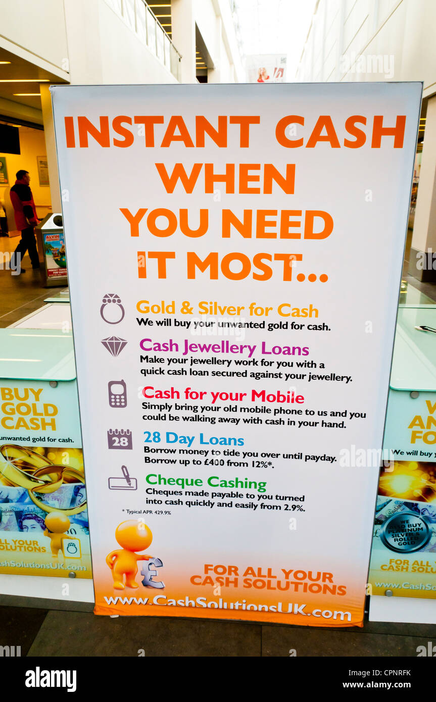 L'étal d'CashSolutionsUK prêteur sur gages à Regent Arcade, Cheltenham, Gloucestershire, Royaume-Uni Banque D'Images