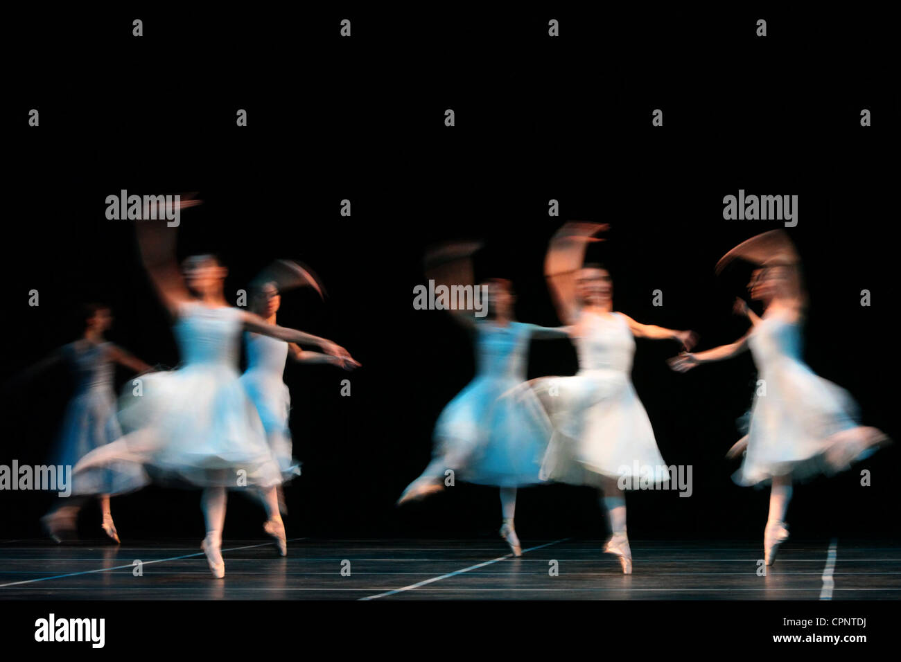 Danseurs de Ballet sur scène. Banque D'Images