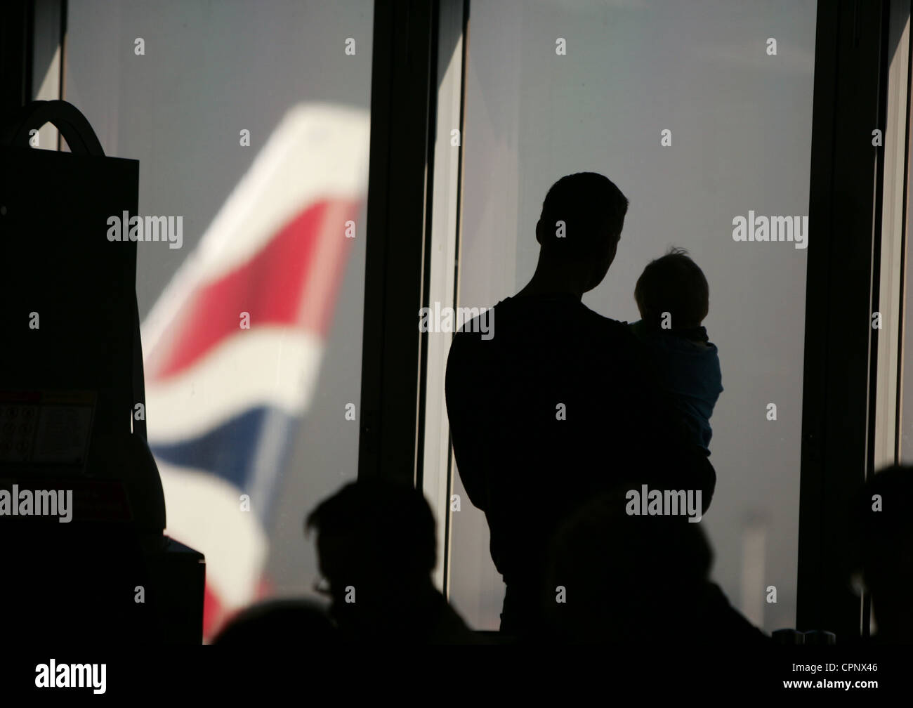 Les passagers de British Airways à Londres Heathrow pour les vols d'attente Banque D'Images