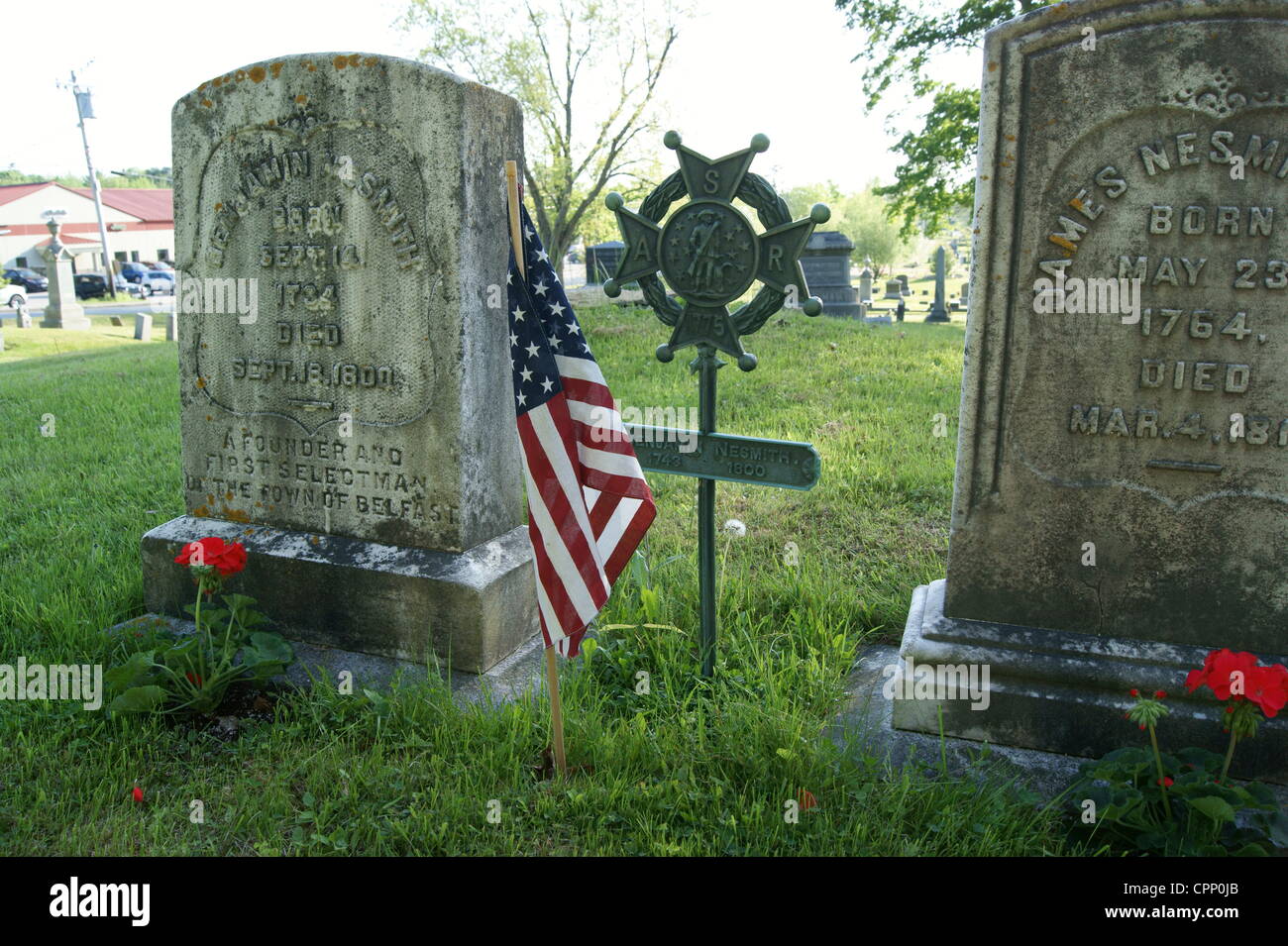 Grove Cemetery décorée de drapeaux américains le 28 mai 2012, Memorial Day, Belfast, Maine, USA. Memorial Day est une fête nationale en l'honneur des soldats tombés au combat. Banque D'Images