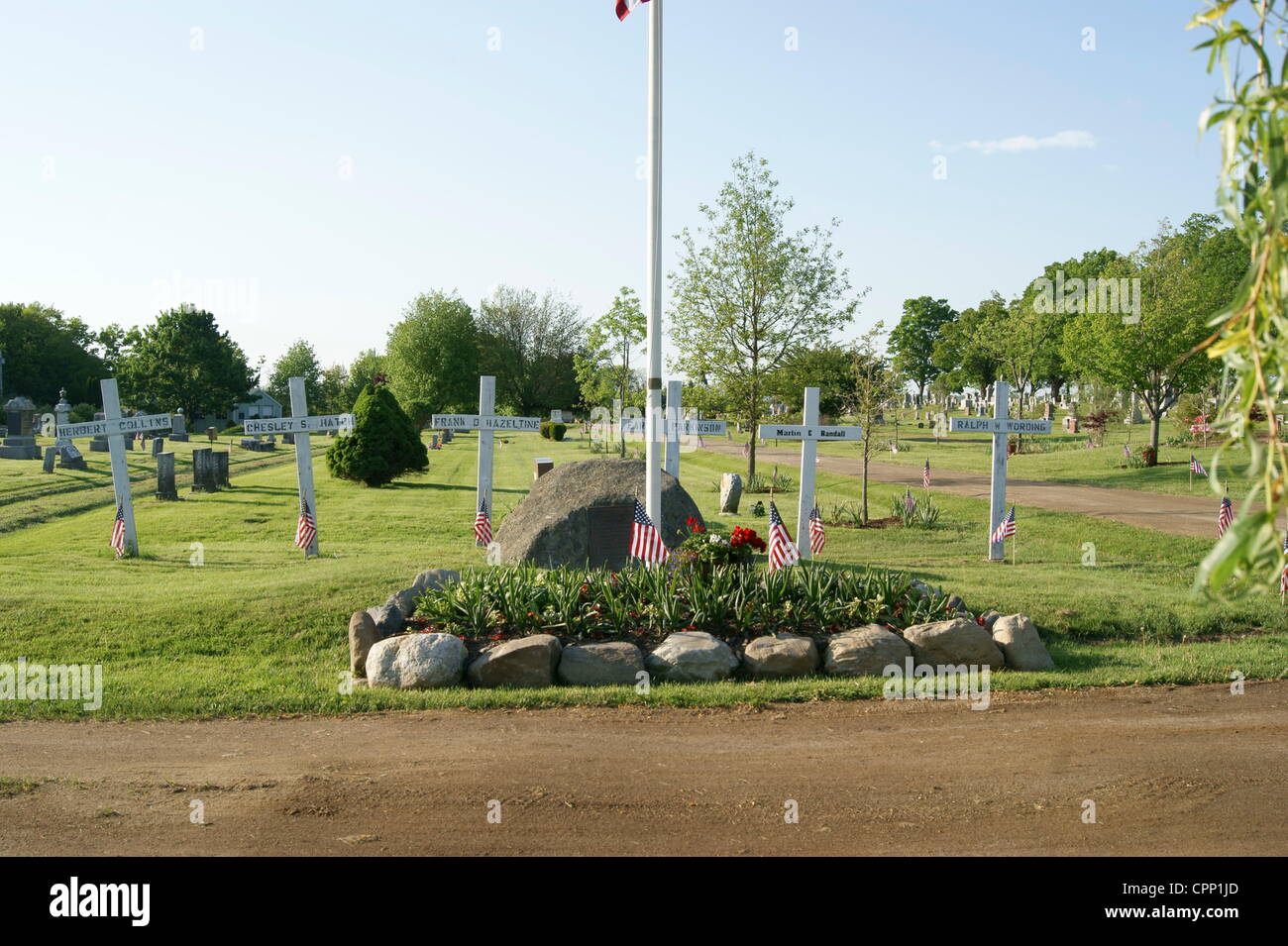 Monument commémoratif de la Première Guerre mondiale au cimetière Grove décorée de drapeaux américains le 28 mai 2012, Memorial Day, Belfast, Maine, USA. Memorial Day est une fête nationale en l'honneur des soldats tombés au combat. Banque D'Images