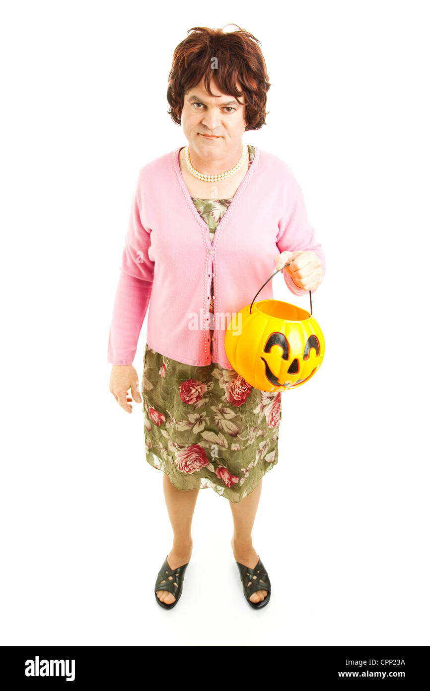 Embarassed père habillé en femme à l'Halloween, portant un seau de bonbons à la citrouille. Corps plein isolé sur blanc. Banque D'Images