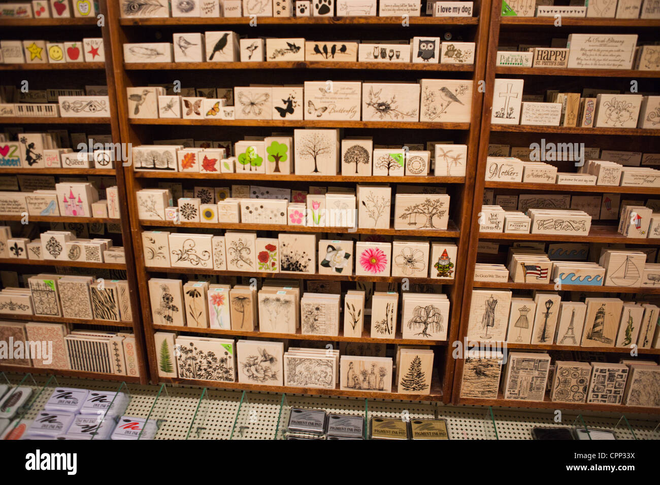 Collection de timbres en caoutchouc sur une étagère Banque D'Images