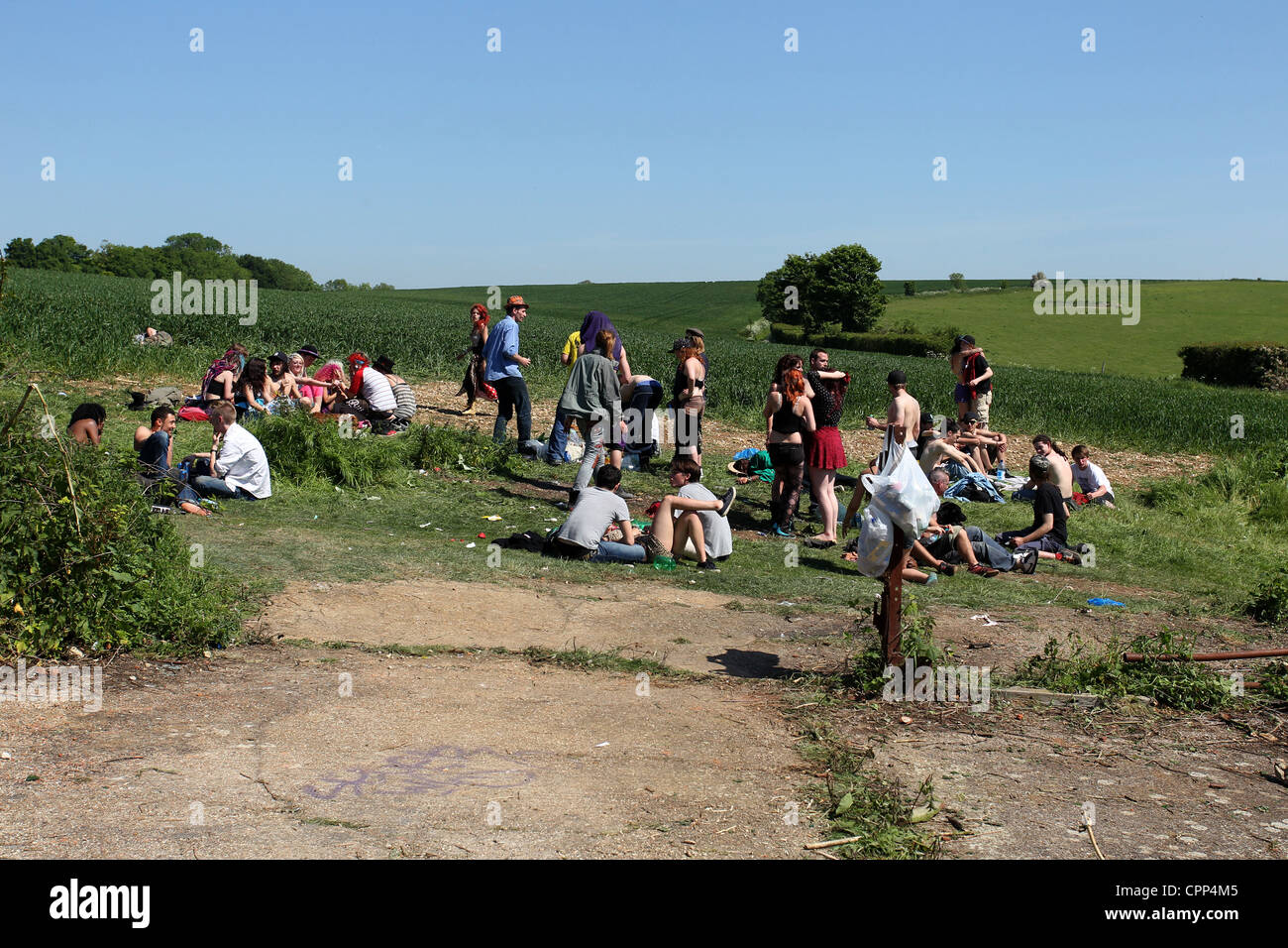 Rave encore en cours d'étudiants illégaux le matin après dans un champ de Brighton and Hove, East Sussex, UK. Banque D'Images