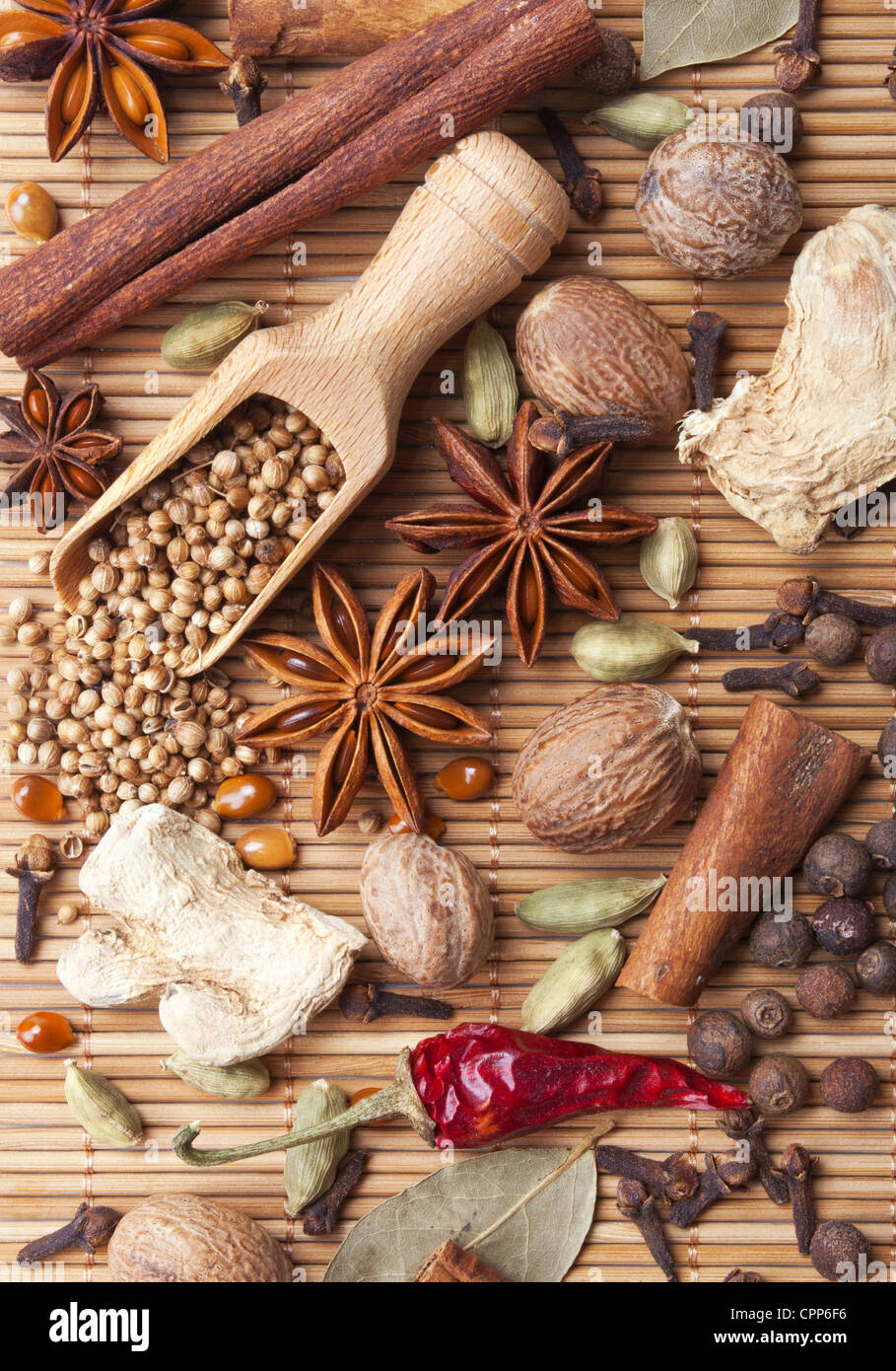 Épices et fines herbes sur le tapis de bambou Banque D'Images