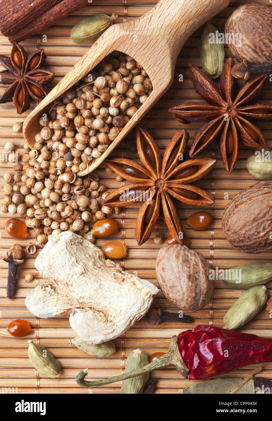 Épices et fines herbes sur le tapis de bambou Banque D'Images