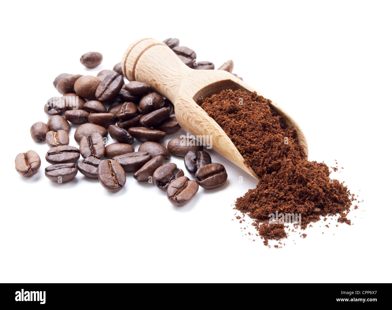 Le café moulu et les grains de café isolé sur fond blanc Banque D'Images