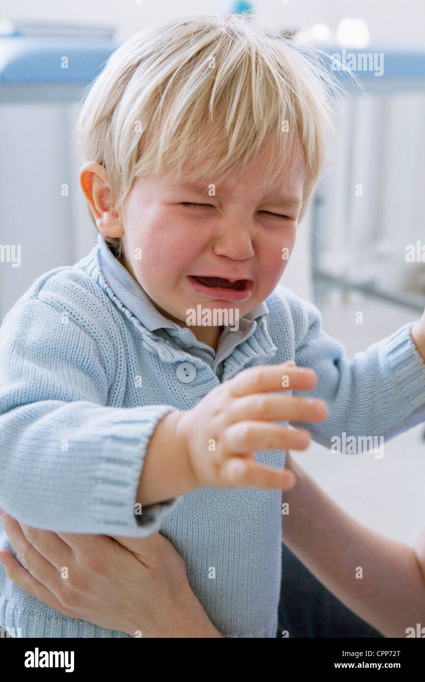 1-3 ANS bébé qui pleure Banque D'Images