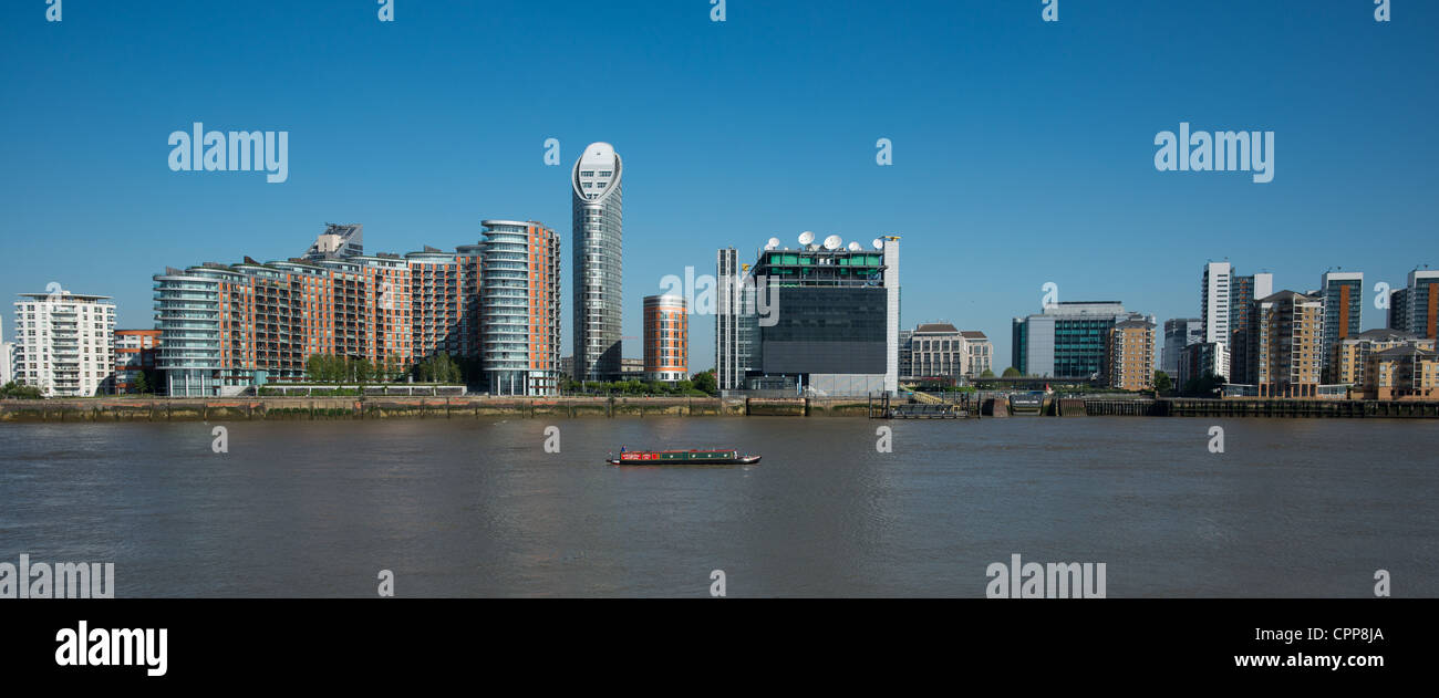 Docklands avec panorama Tour de l'Ontario et New Providence Wharf. Londres. L'Angleterre. Banque D'Images