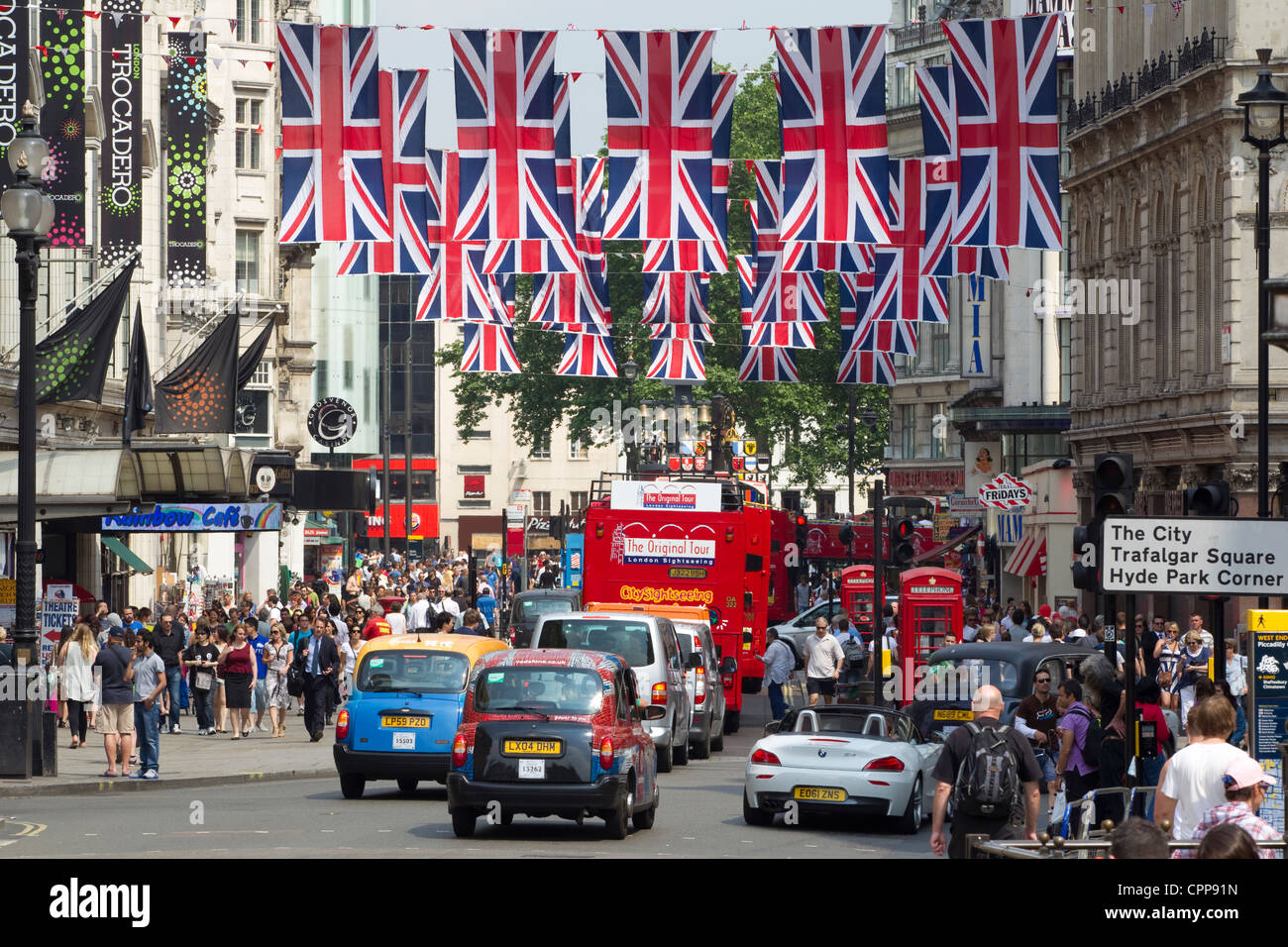 Drapeaux Union Jack sur l'affichage dans le centre de Londres, pendant les célébrations du Jubilé de diamant de la Reine, Londres, Royaume-Uni Banque D'Images