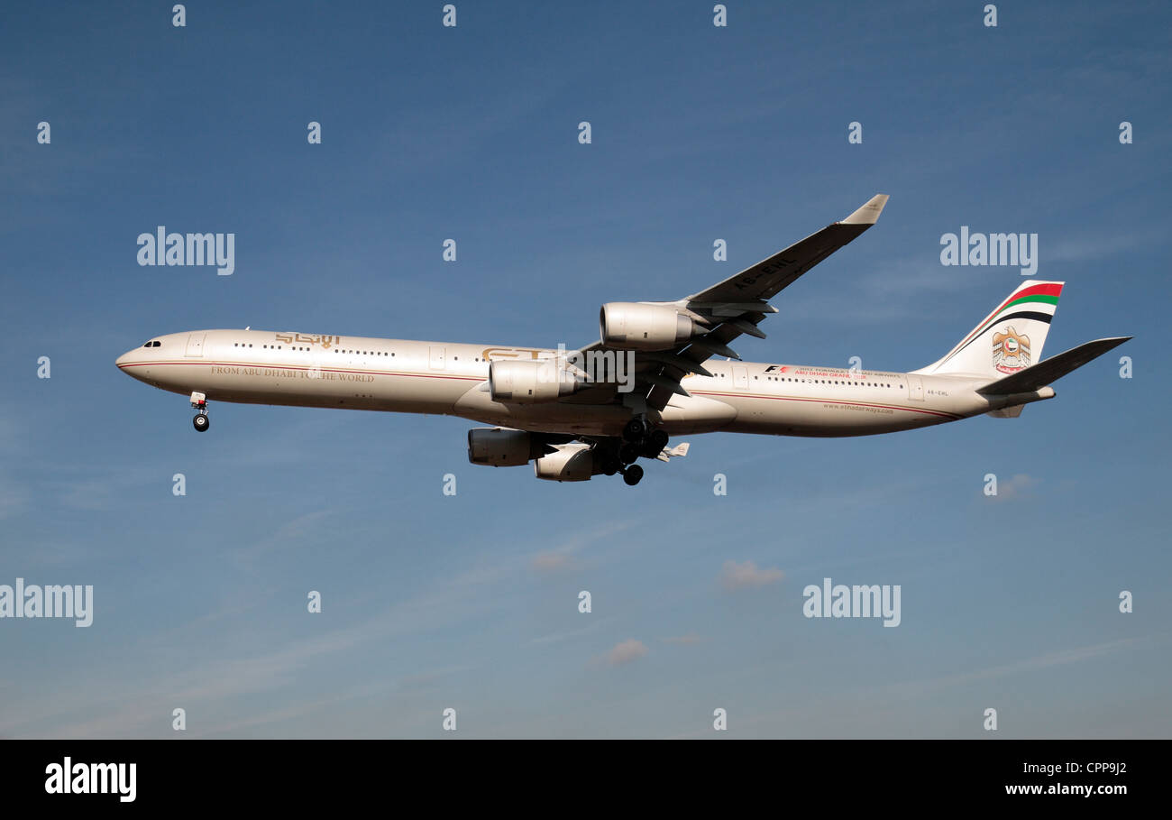 L'Airbus A340-642 d'Etihad Airway (A6-EHL) sur le point d'atterrir à l'aéroport de Heathrow, Londres, Royaume-Uni. Feb 2012 Banque D'Images