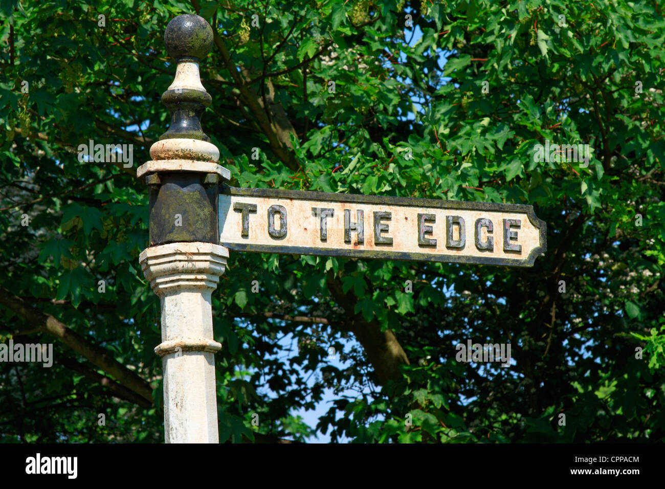 Au bord signpost, Wilmslow, Cheshire, Angleterre, Royaume-Uni. Banque D'Images