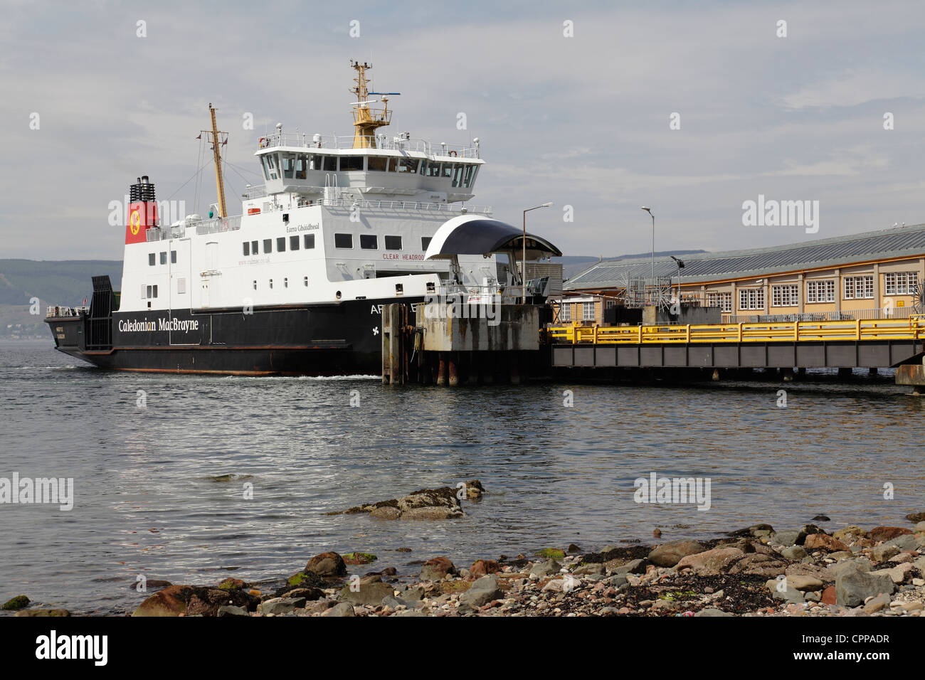 CalMac embarque MV Argyle au terminal de ferry de Wemyss Bay sur le Firth de Clyde, Inverclyde, Écosse, Royaume-Uni après avoir naviguant de Rothesay sur l'île de Bute Banque D'Images