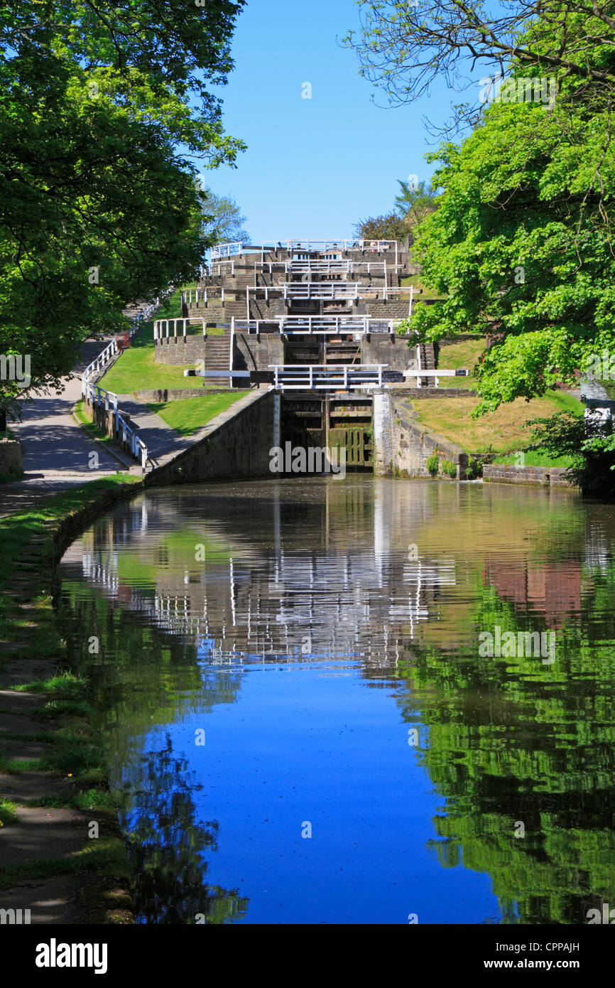 Bingley cinq écluses montée sur le canal de Leeds et Liverpool, Bingley, West Yorkshire, Angleterre, Royaume-Uni. Banque D'Images