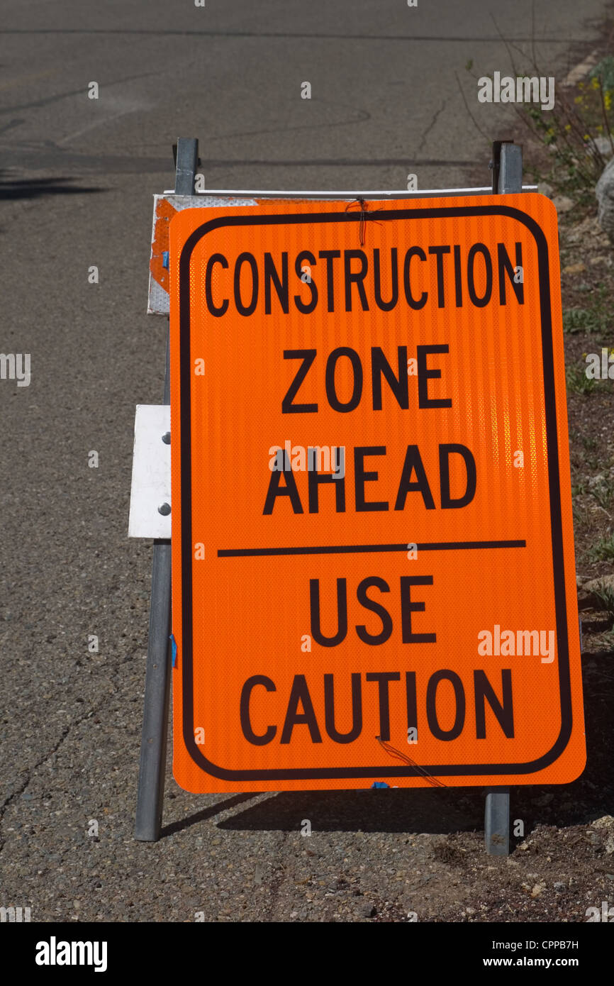 Zone de construction avant de signer avec précaution sur le bord de la route Banque D'Images