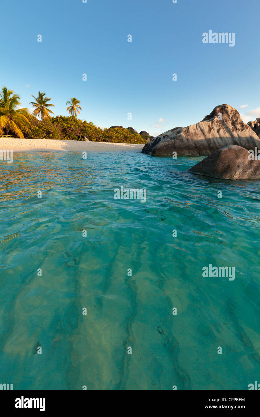 Virgin Gorda, îles Vierges britanniques dans les Caraïbes piscine protégée parmi les rochers de granit sur la plage connue sous le nom de ramper Banque D'Images