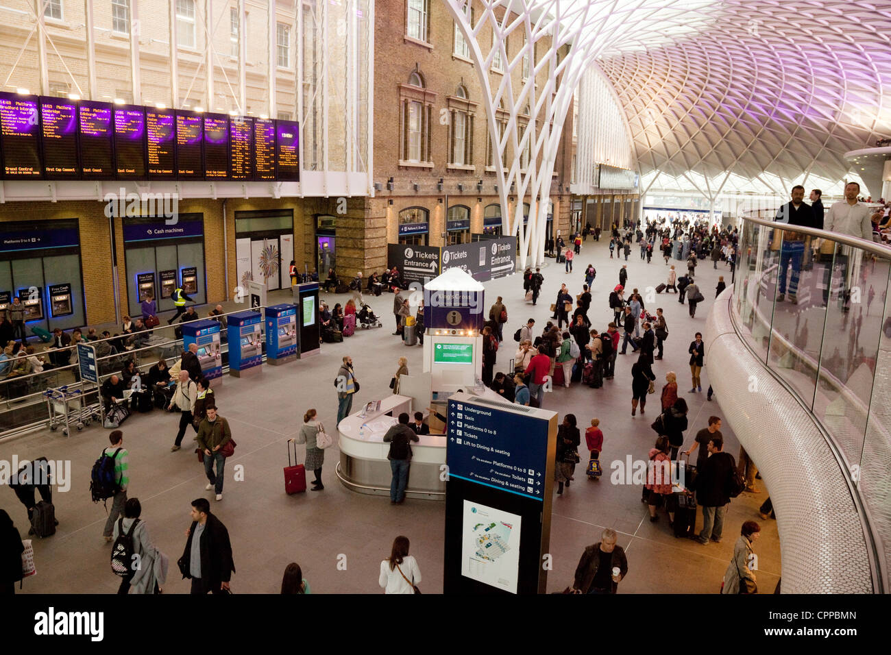 Les gens dans le grand hall de la gare de Kings Cross, London, UK Banque D'Images