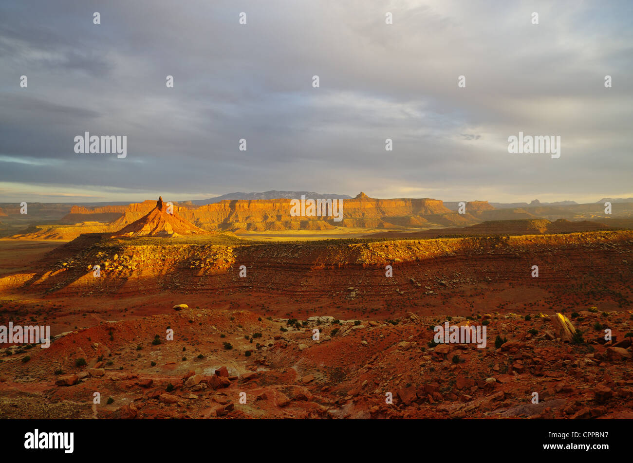 Paysage désertique près de Canyonlands utah avec éclairage soirée spectaculaire Banque D'Images