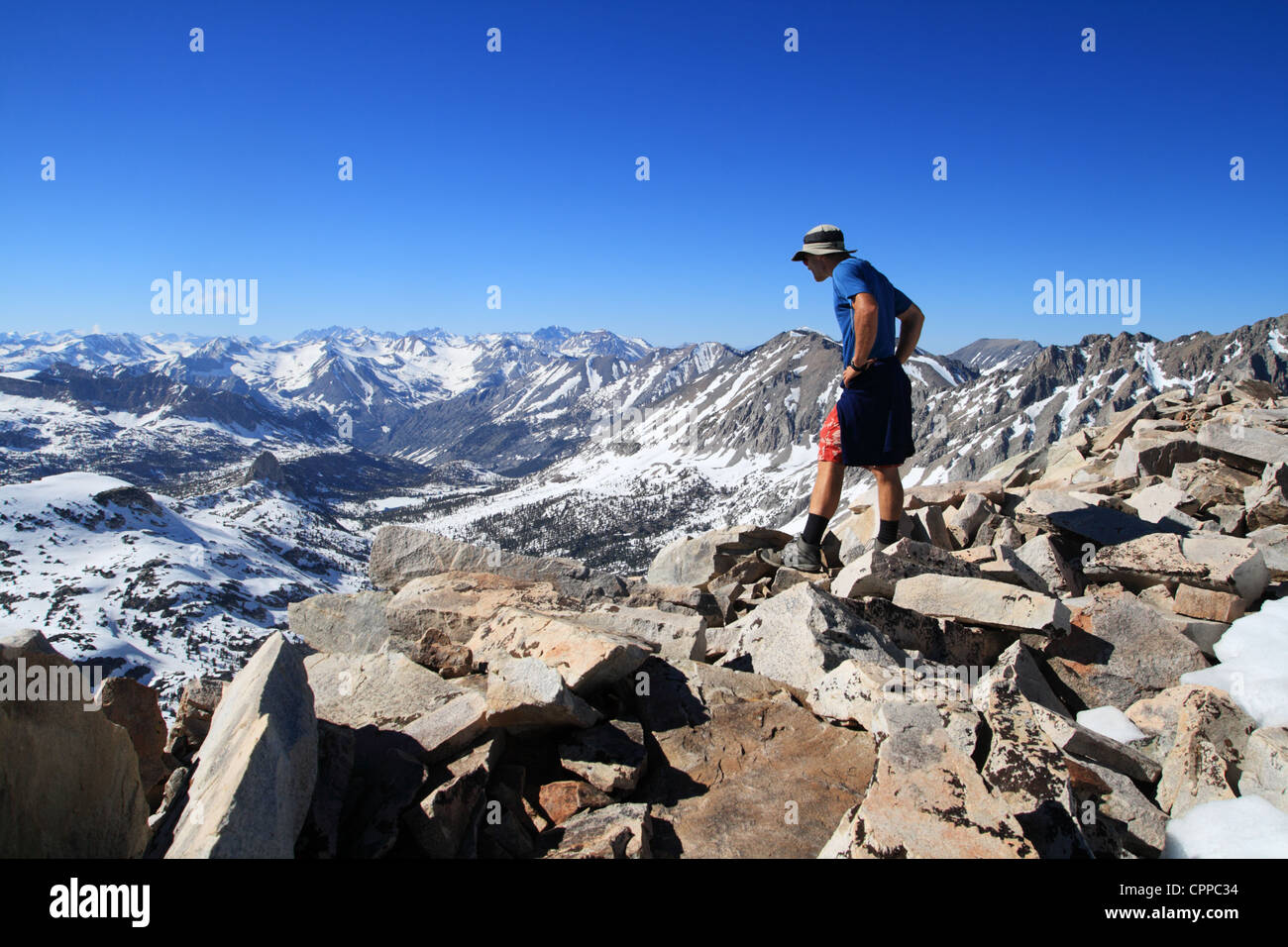 Un homme à la recherche sur le flanc du mont Rixford une montagne dans la Sierra Nevada en Californie Banque D'Images