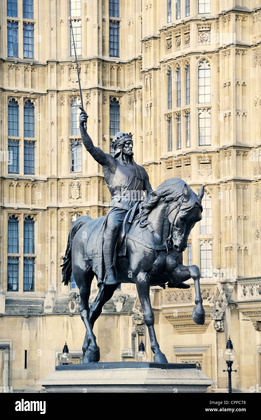 Statue du Roi Richard Ier d'Angleterre, Richard Coeur de Lion, à l'extérieur du palais de Westminster, chambres du parlement, Londres Banque D'Images