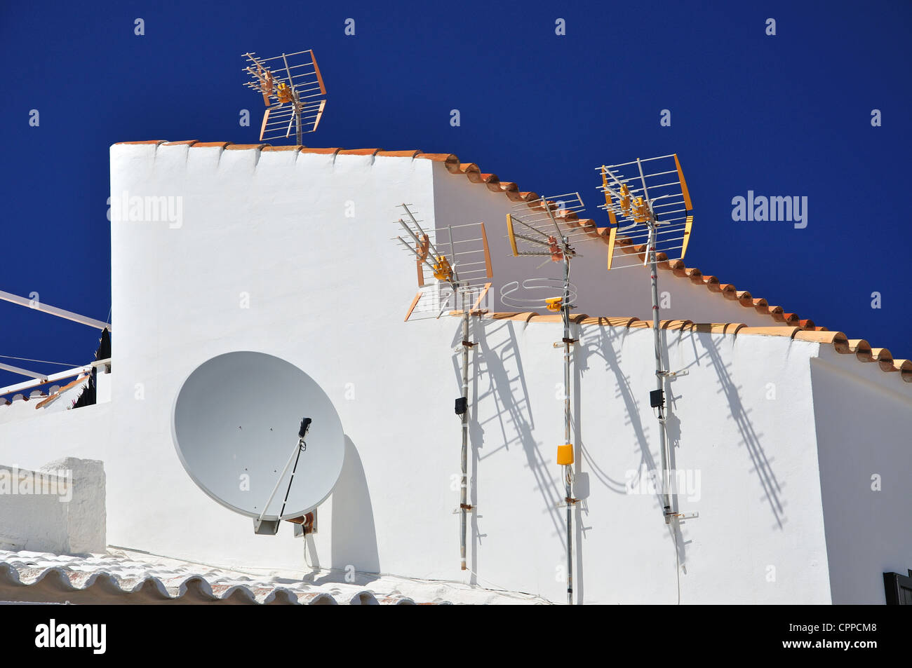 Antennes de télévision sur le toit de la villa, Fornells, Minorque, Iles Baléares, Espagne Banque D'Images