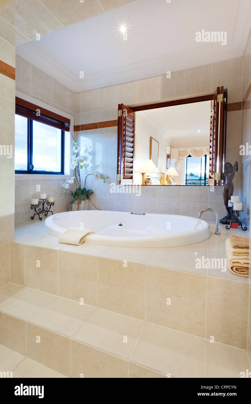 Salle de bains luxueuse avec windows dans maison de caractère Banque D'Images