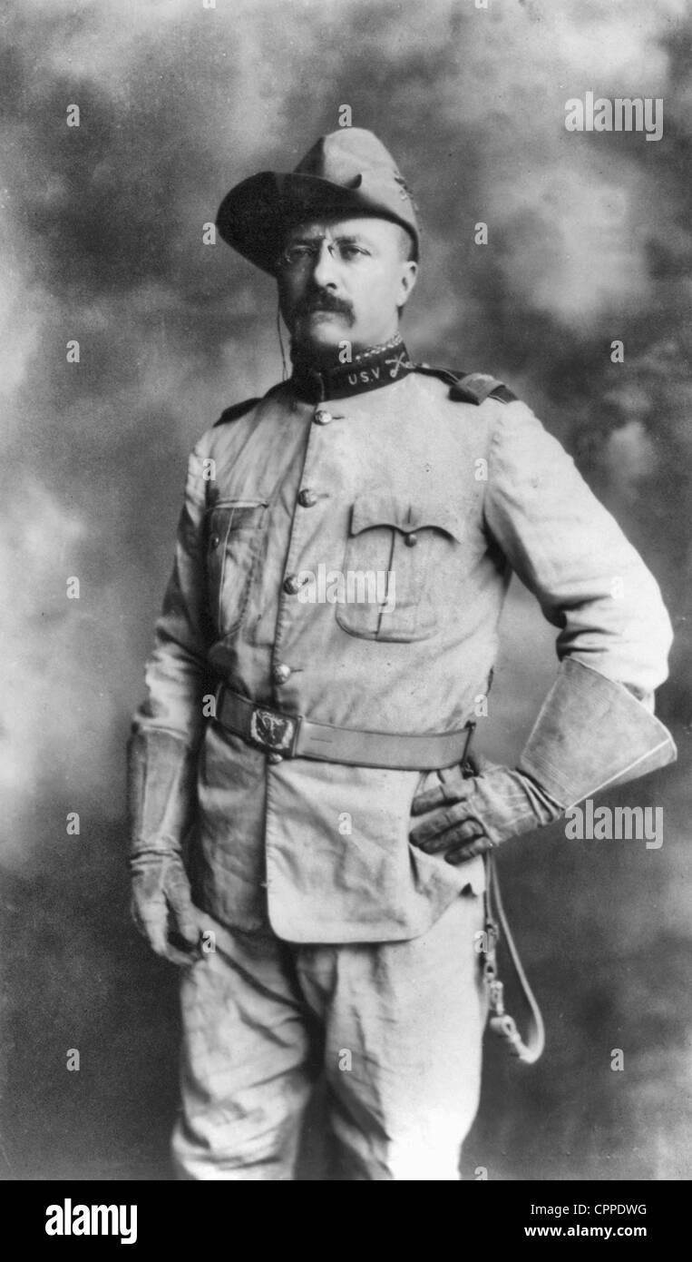 Le Colonel Theodore Roosevelt, en uniforme, portrait en pied, vers 1898 Banque D'Images