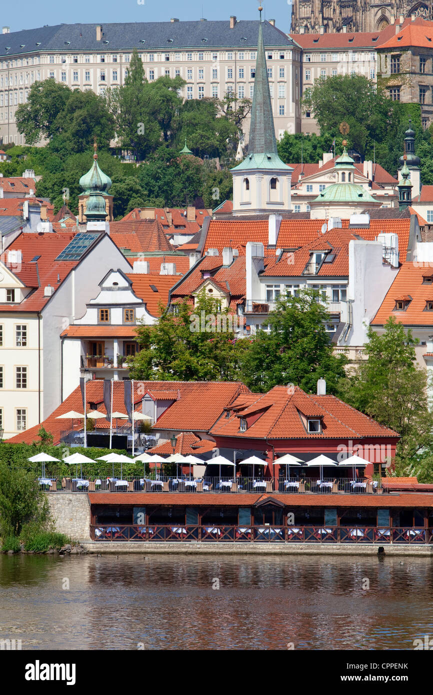 République tchèque, Prague - hradcany castle and riverside restaurant à Mala Strana Banque D'Images