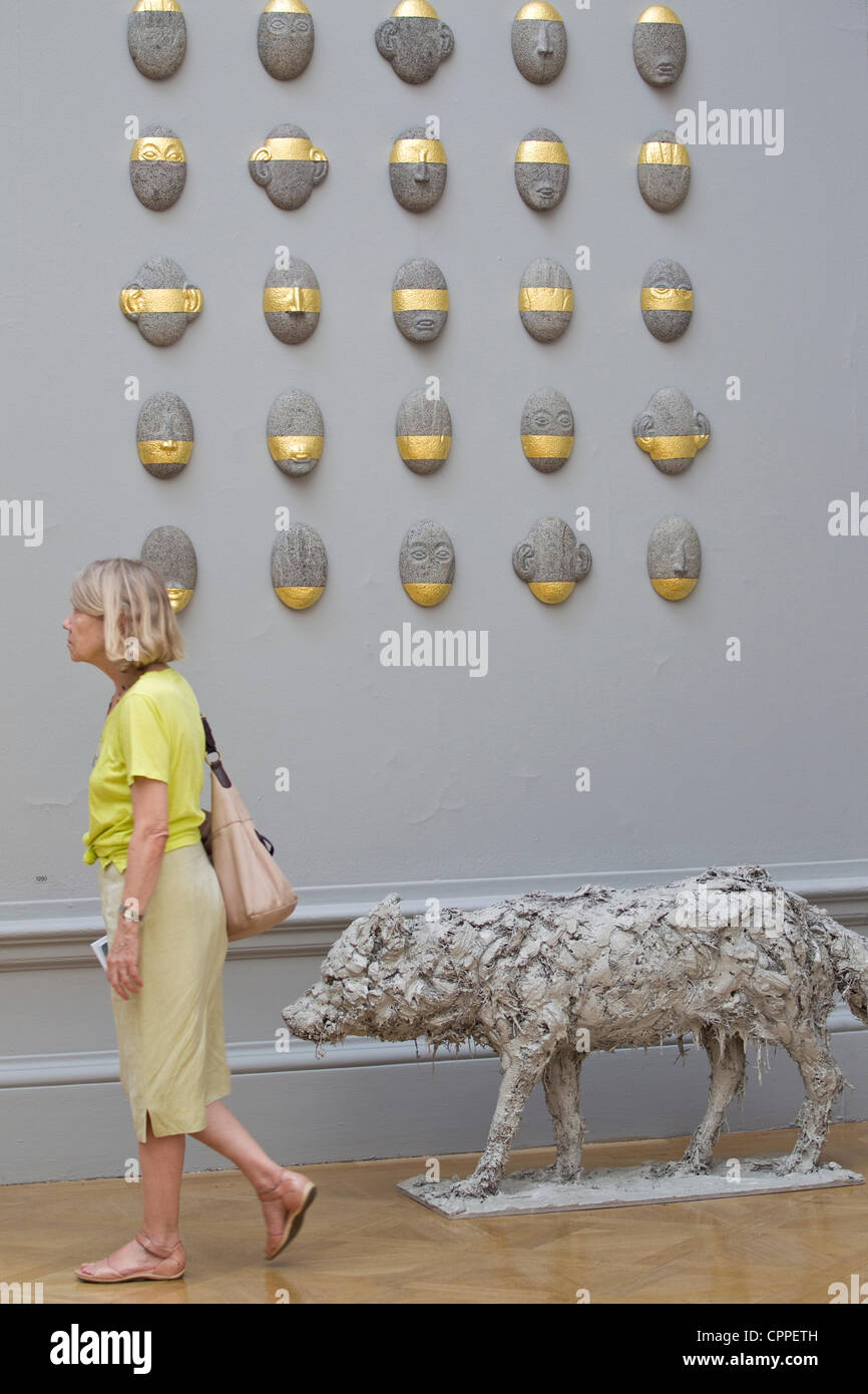 28/05/2012.Royal Academy of Arts Exposition d'été, Londres, Royaume-Uni. Image montre de marque "Multitude" par Stephen Cox RA, dans la Galerie VIII à la Royal Academy of Arts Exposition de l'été 2012, le centre de Londres, Royaume-Uni. Banque D'Images