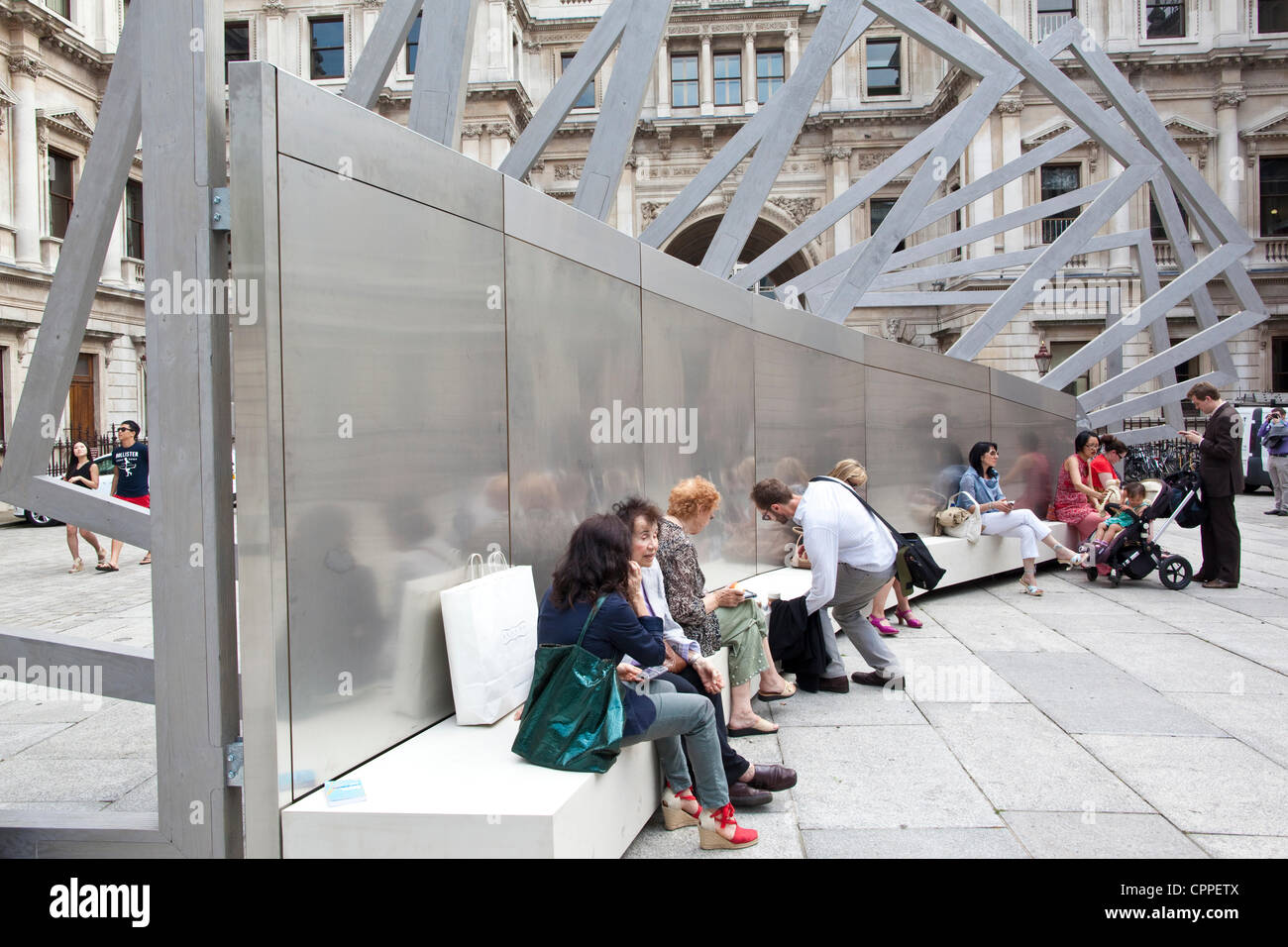 28/05/2012.Royal Academy of Arts Exposition d'été, Londres, Royaume-Uni. Image montre 'DU MODE PAYSAGE AU MODE PORTRAIT' par Chris Wilkinson RA , dans la cour à la Royal Academy of Arts Exposition de l'été 2012, le centre de Londres, Royaume-Uni. Banque D'Images