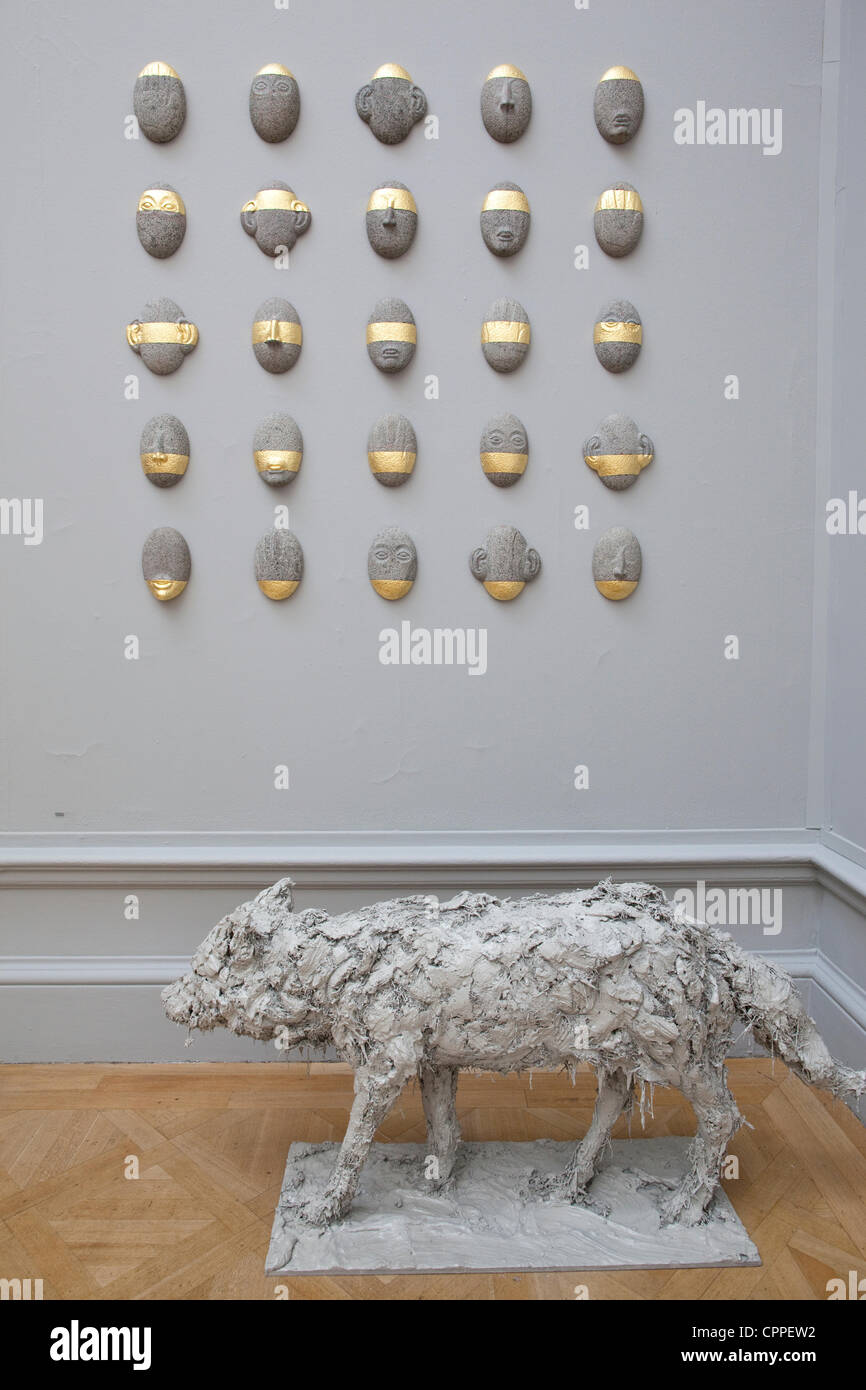 28/05/2012. Royal Academy of Arts Exposition d'été, Londres, Royaume-Uni. Image montre de marque "Multitude" par Stephen Cox et RA (premier plan) '2012' gris par Nicola Hicks, à la Royal Academy of Arts Exposition de l'été 2012, le centre de Londres, Royaume-Uni. Banque D'Images