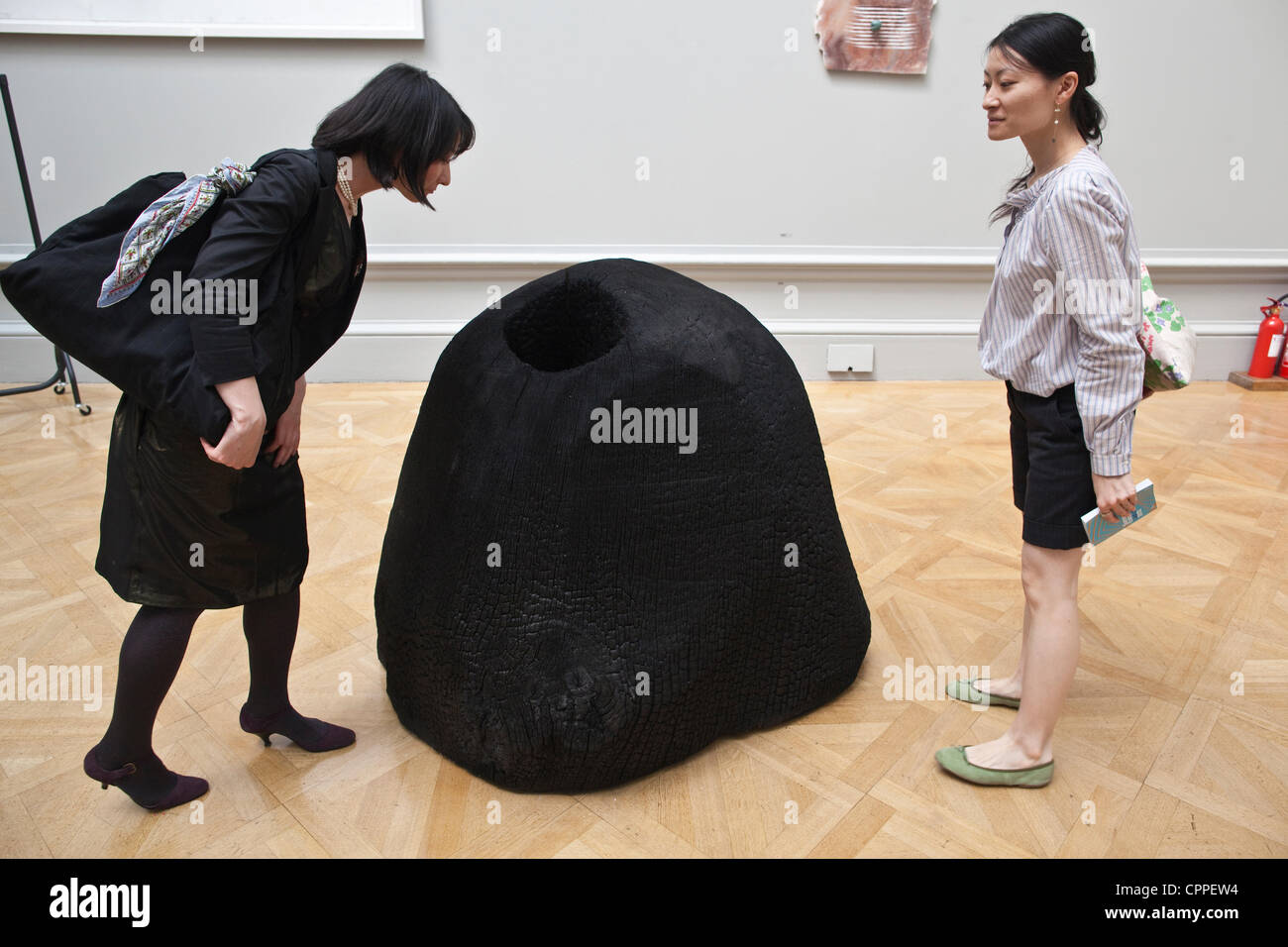 28/05/2012.Royal Academy of Arts Exposition d'été, Londres, Royaume-Uni. Image montre 'HUMP AVEC UN TROU' bois toasté par David Nash RA, à la Royal Academy of Arts Exposition de l'été 2012, le centre de Londres, Royaume-Uni. Banque D'Images