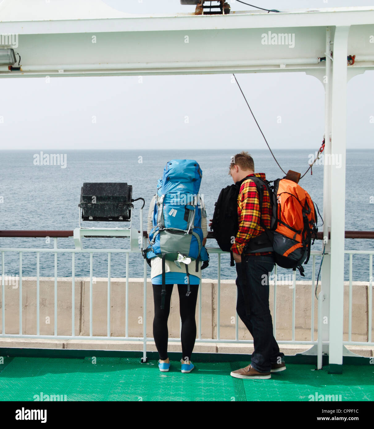 Les jeunes backpackers sur inter island ferry dans les îles Canaries, Espagne Banque D'Images