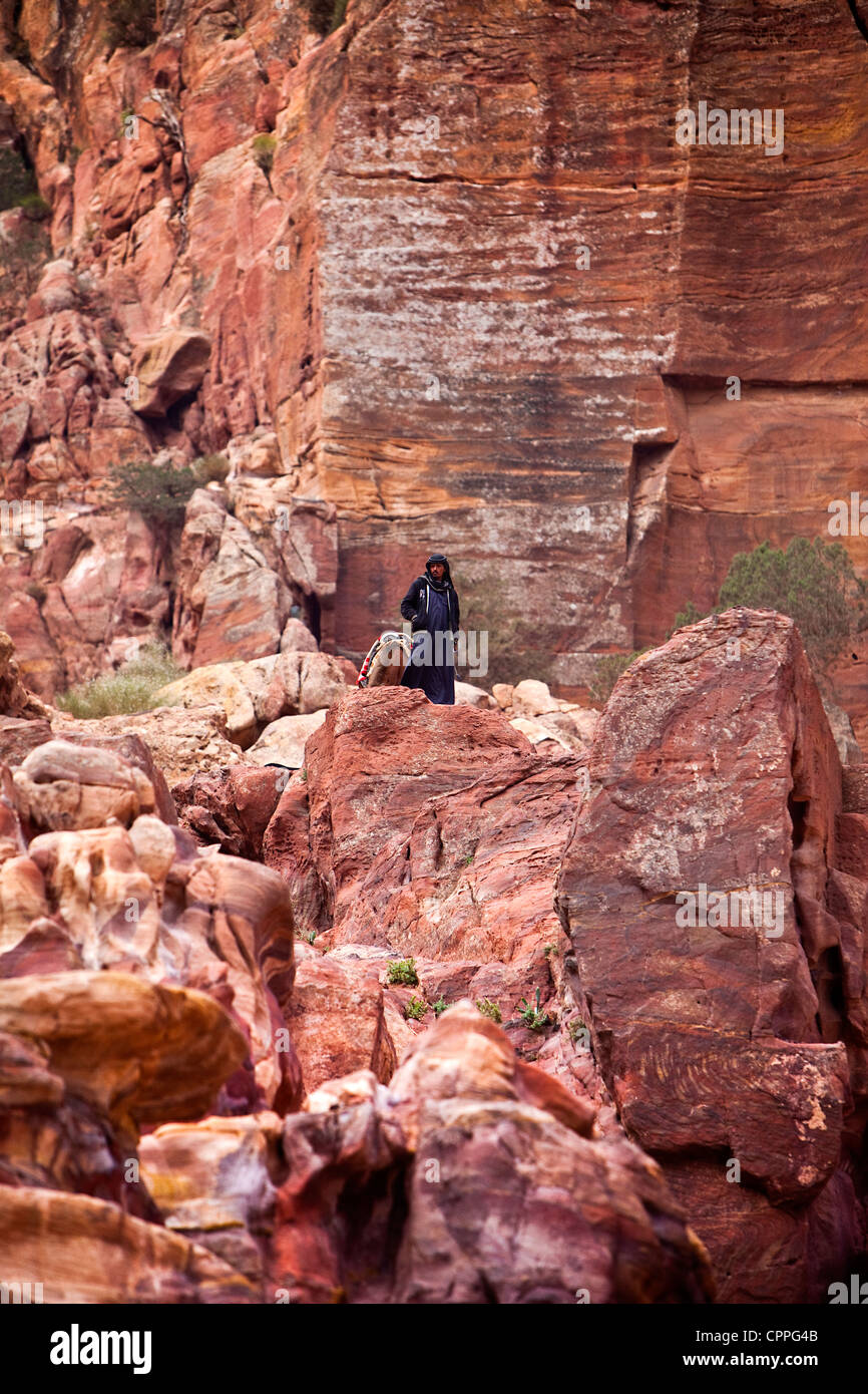 L'escalade des Bédouins de la rue des façades au haut lieu du Sacrifice (Al-Madbah), Petra, Jordanie, Asie occidentale Banque D'Images