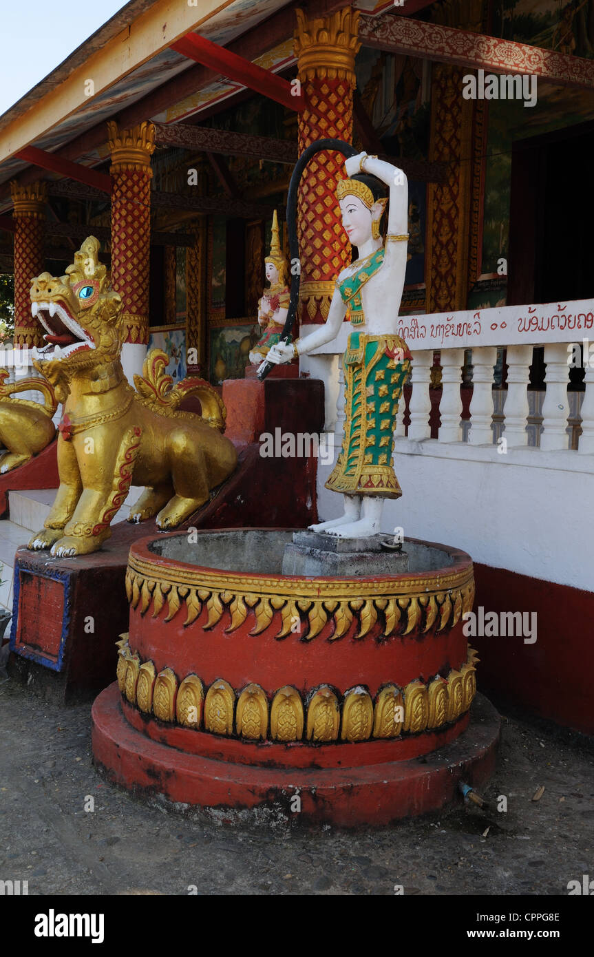 Statue de la Déesse Mère Terre bouddhiste à Ban Houei Sai Temple bouddhiste du nord du Laos Banque D'Images