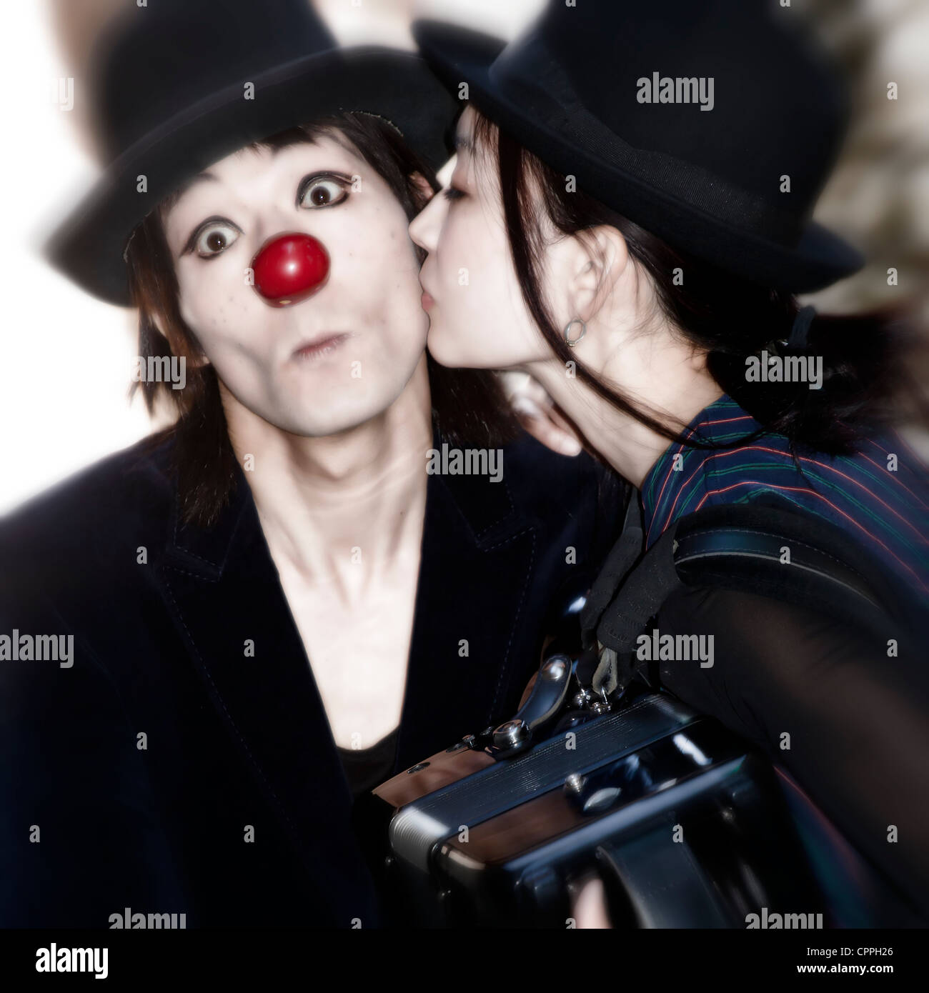 Un couple de clowns - la femme embrasse l'homme Banque D'Images