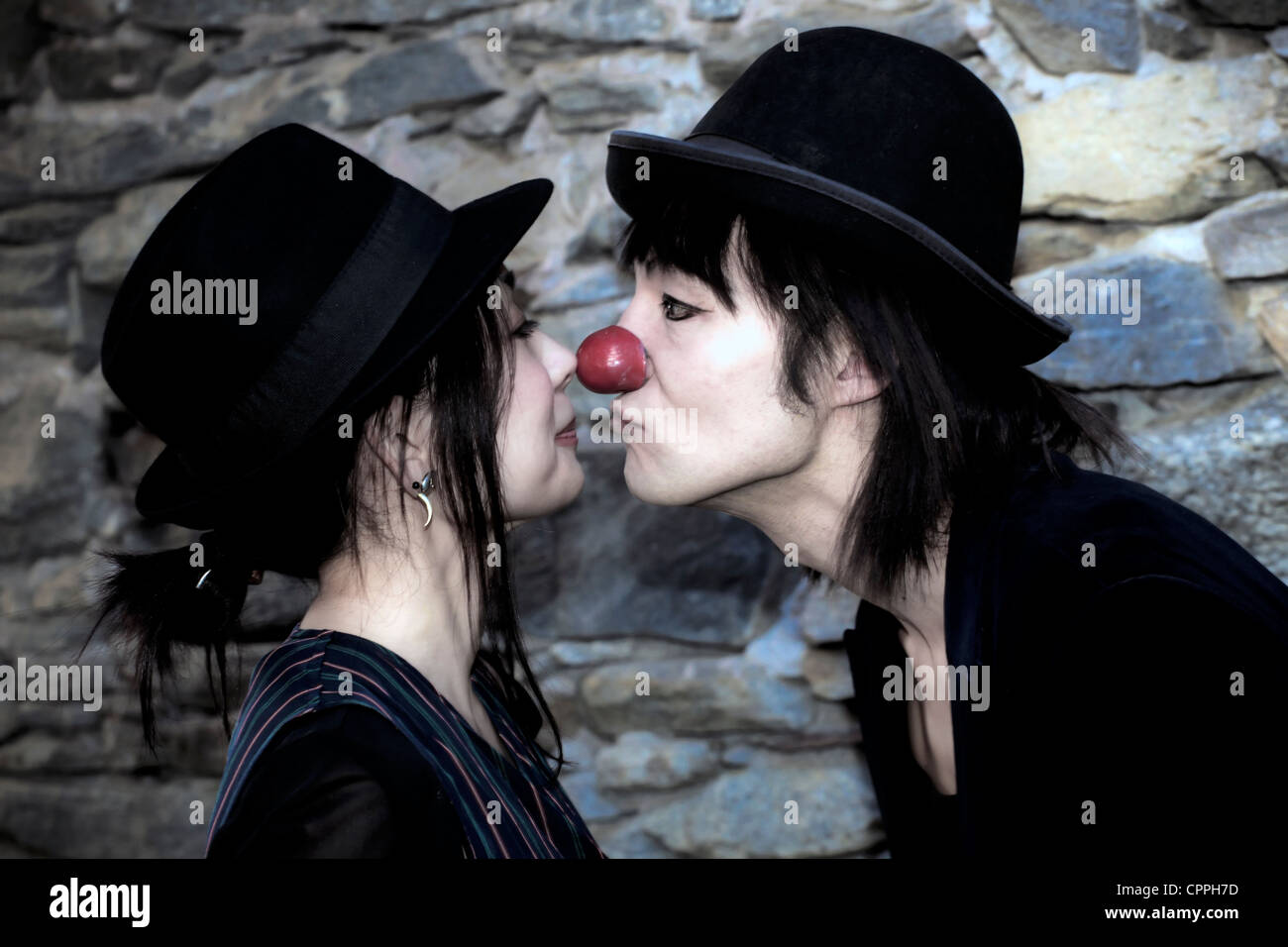 Un couple de clowns - l'homme veut baiser la femme Banque D'Images