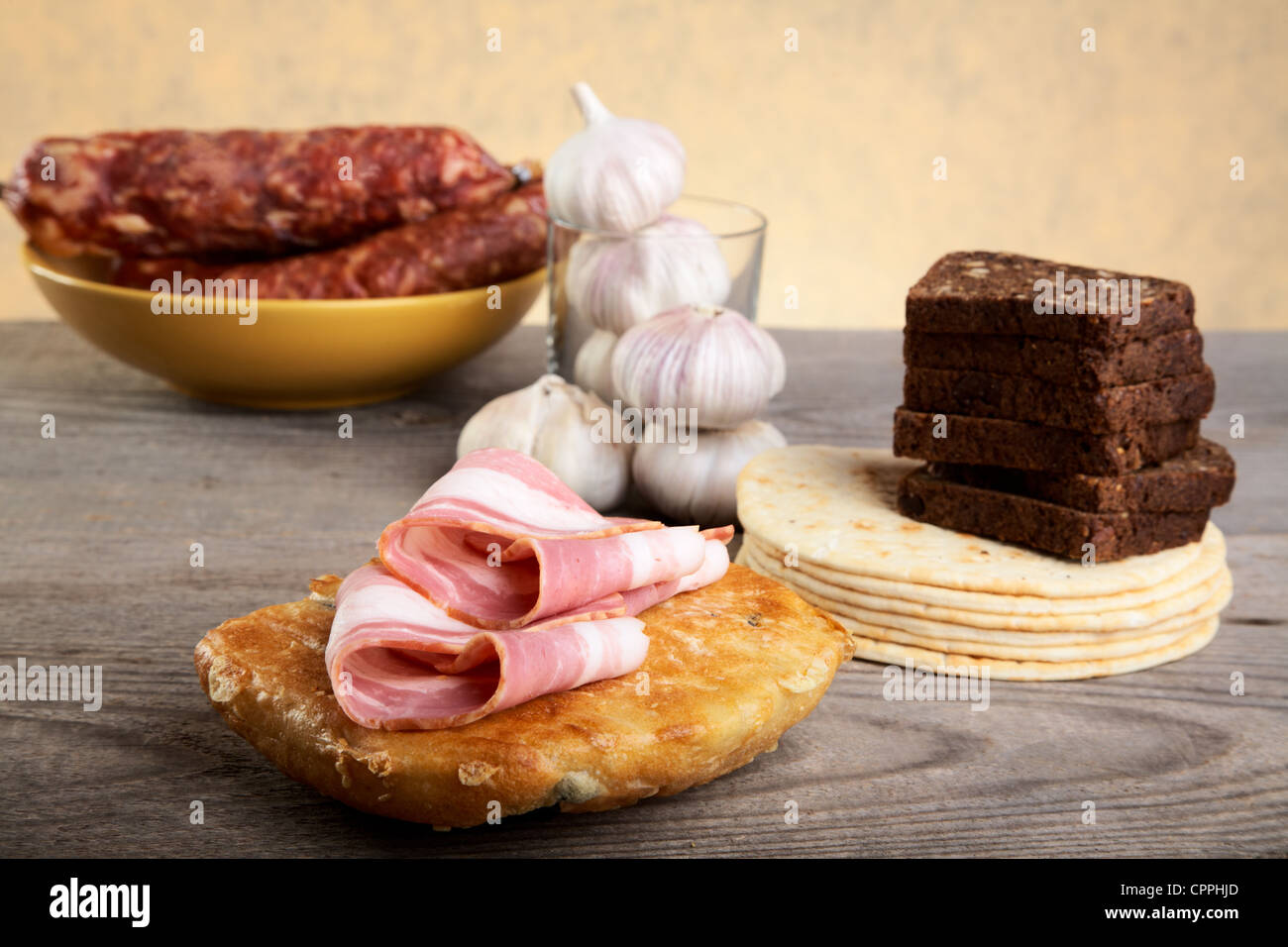 La nature morte avec de la saucisse et bacon pain sur une table en bois Banque D'Images