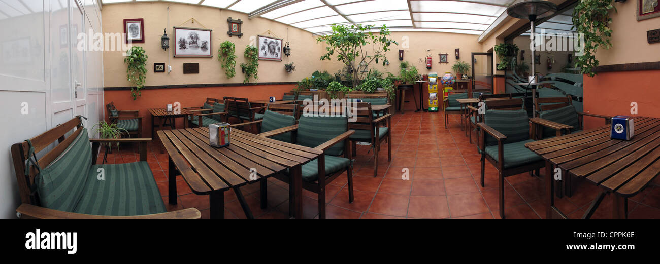 Espagne Andalousie Eurostars Grand Marina bar Courtyard Banque D'Images