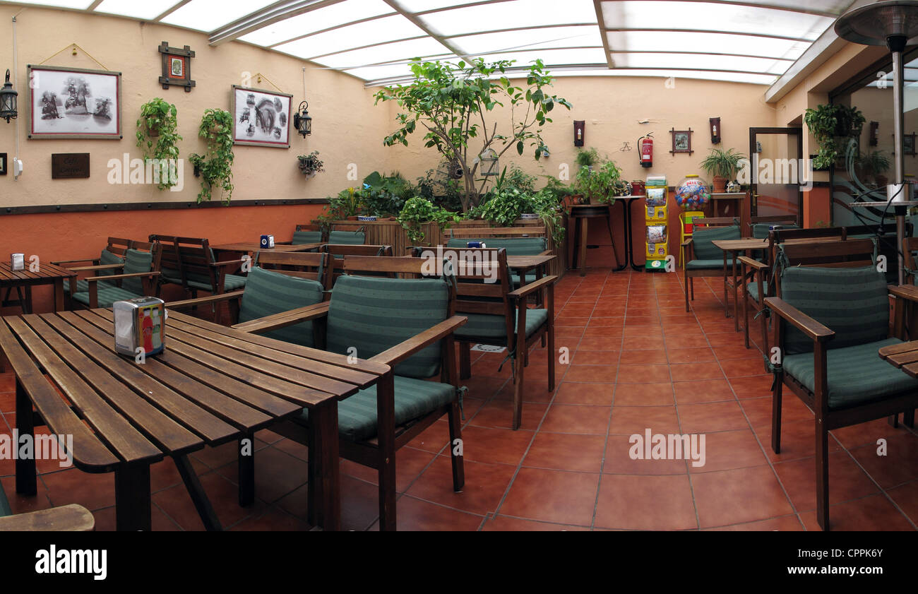Espagne Andalousie Eurostars Grand Marina bar Courtyard Banque D'Images