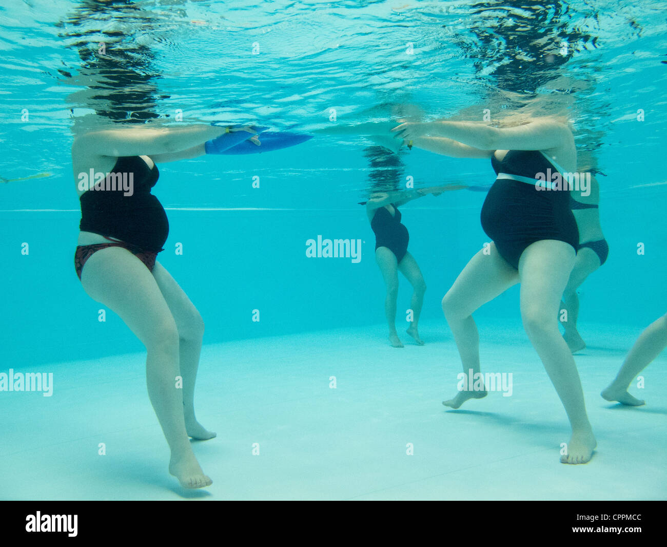 Les FEMMES ENCEINTES NE. L'EXERCICE DANS L'EAU Banque D'Images