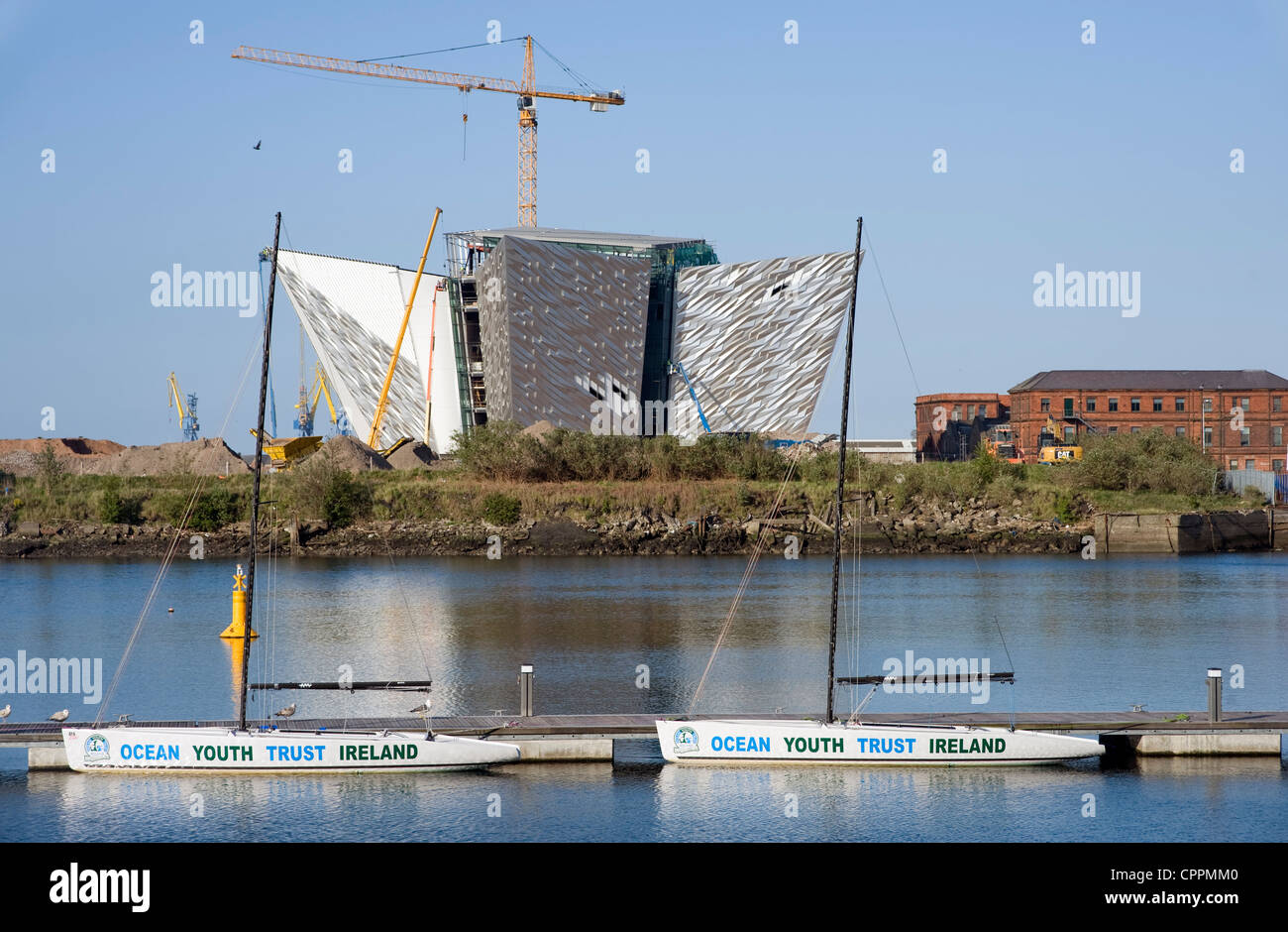 Titanic Museum en construction avec Ocean Youth Trust bateaux en premier plan. Banque D'Images