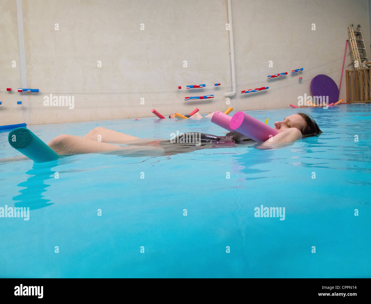 Les FEMMES ENCEINTES NE. L'EXERCICE DANS L'EAU Banque D'Images